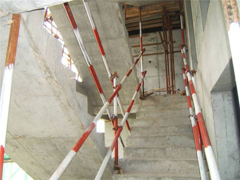 两座疏散楼梯宜独立设置,当确有困难时,可设置剪刀楼梯    所谓剪刀梯
