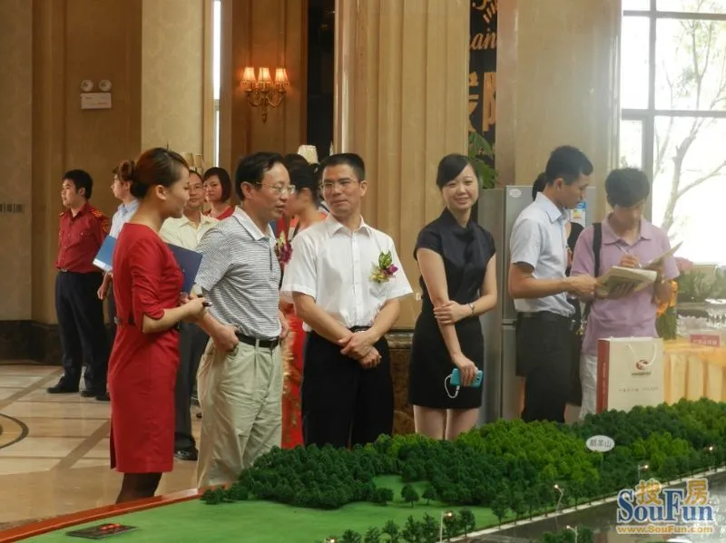 售楼部内,置业顾问十分忙碌哈