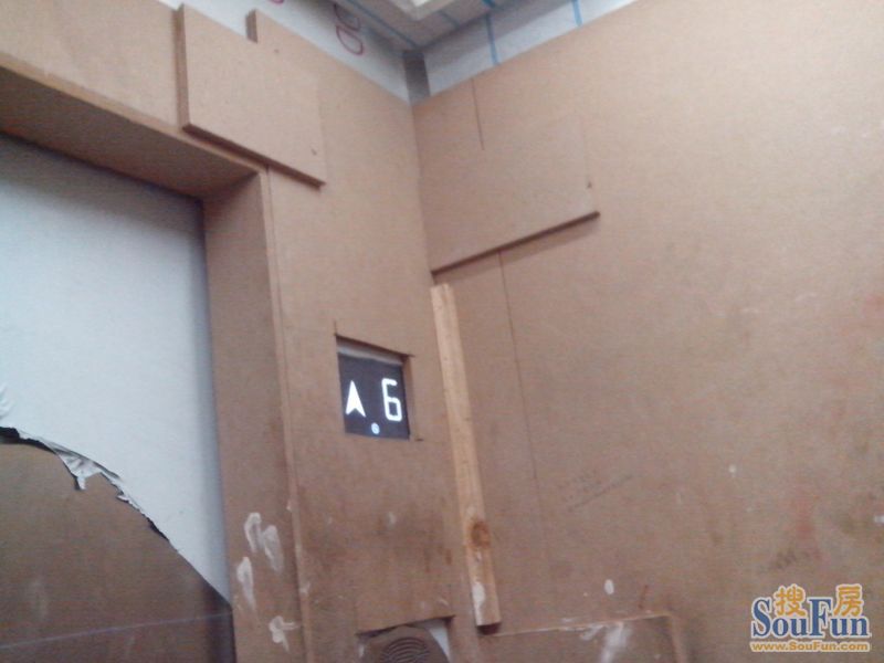 >> 电梯用木板保护起来了,防止装修时把电梯撞伤.