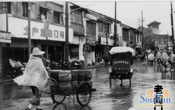 1990年代,与南浩街一河之隔,是露天的农贸市场.