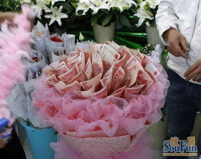 可如果真有人拿着钱扎成的花束送给你,你是否会爱上这种"花"呢?