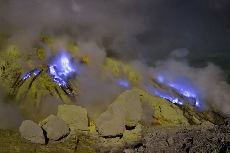 印尼火山喷发蓝色火焰壮美似星云