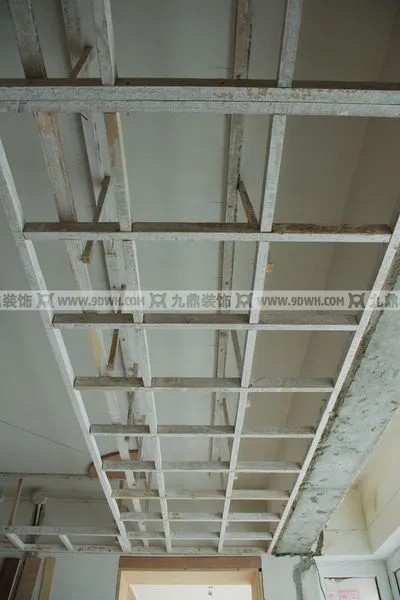天棚龙骨架采用上下木方拉线,调平,固定;木方预先进行防火涂料整体涂