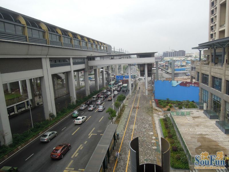 发现和平路上的车况可以和布龙路相比了.真多