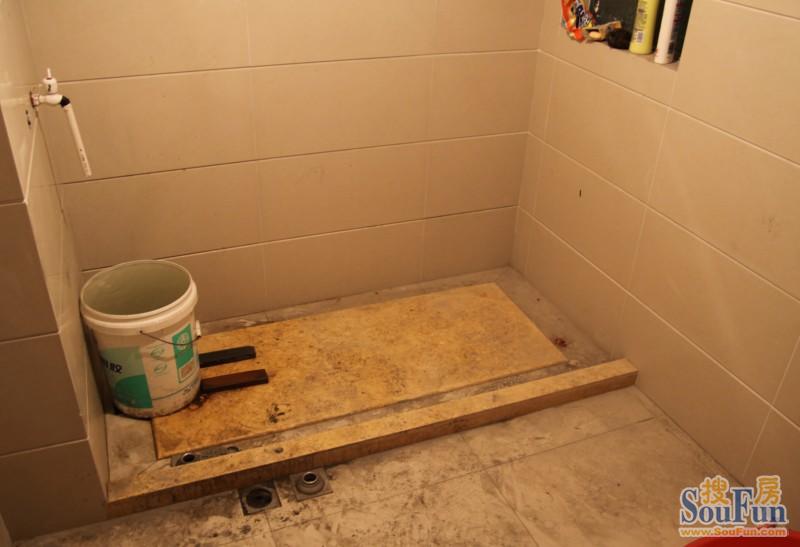 淋浴房内使用了大理石底板,这样在冲淋的时候脚下面没有水.