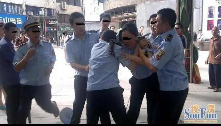 照片多图:女城管当街打架真相 女城管为什么当街打架 女城管打架真实